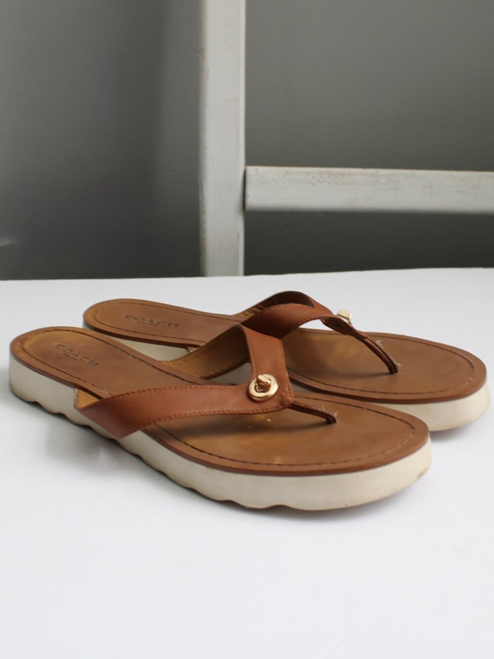 Coach Women's Shelly Leather Tan Gold Turn Lock Accent Thong Flip Flops Size 9 - Picture 7 of 12
